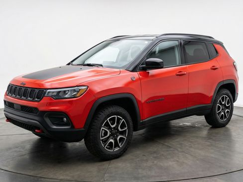 Used 2025 Jeep Compass Trailhawk AWD/4WD image 3