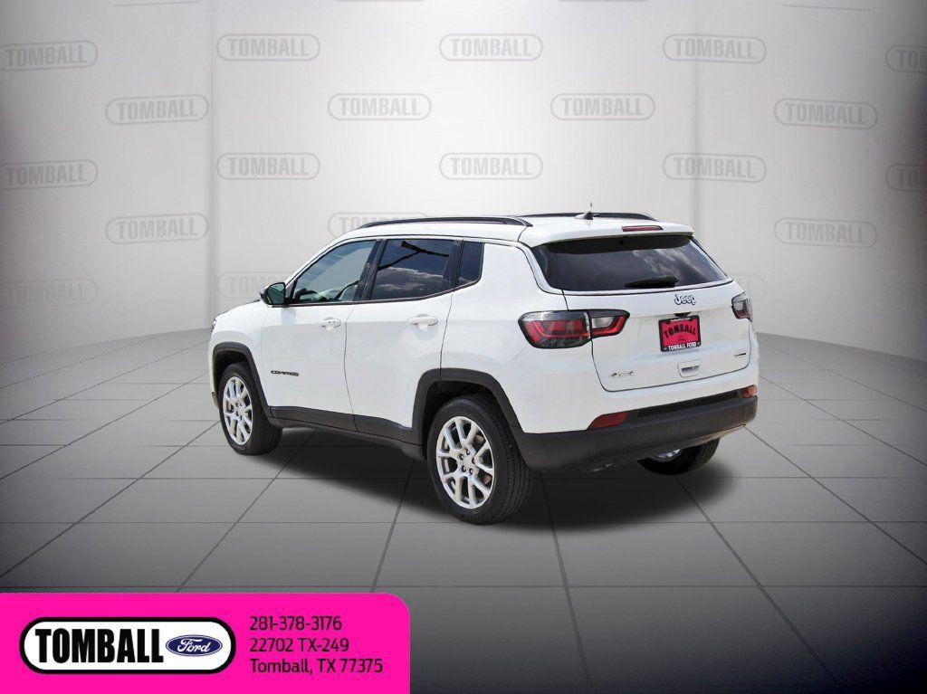 Used 2024 Jeep Compass Latitude w/ Sun and Sound Group AWD/4WD image 5