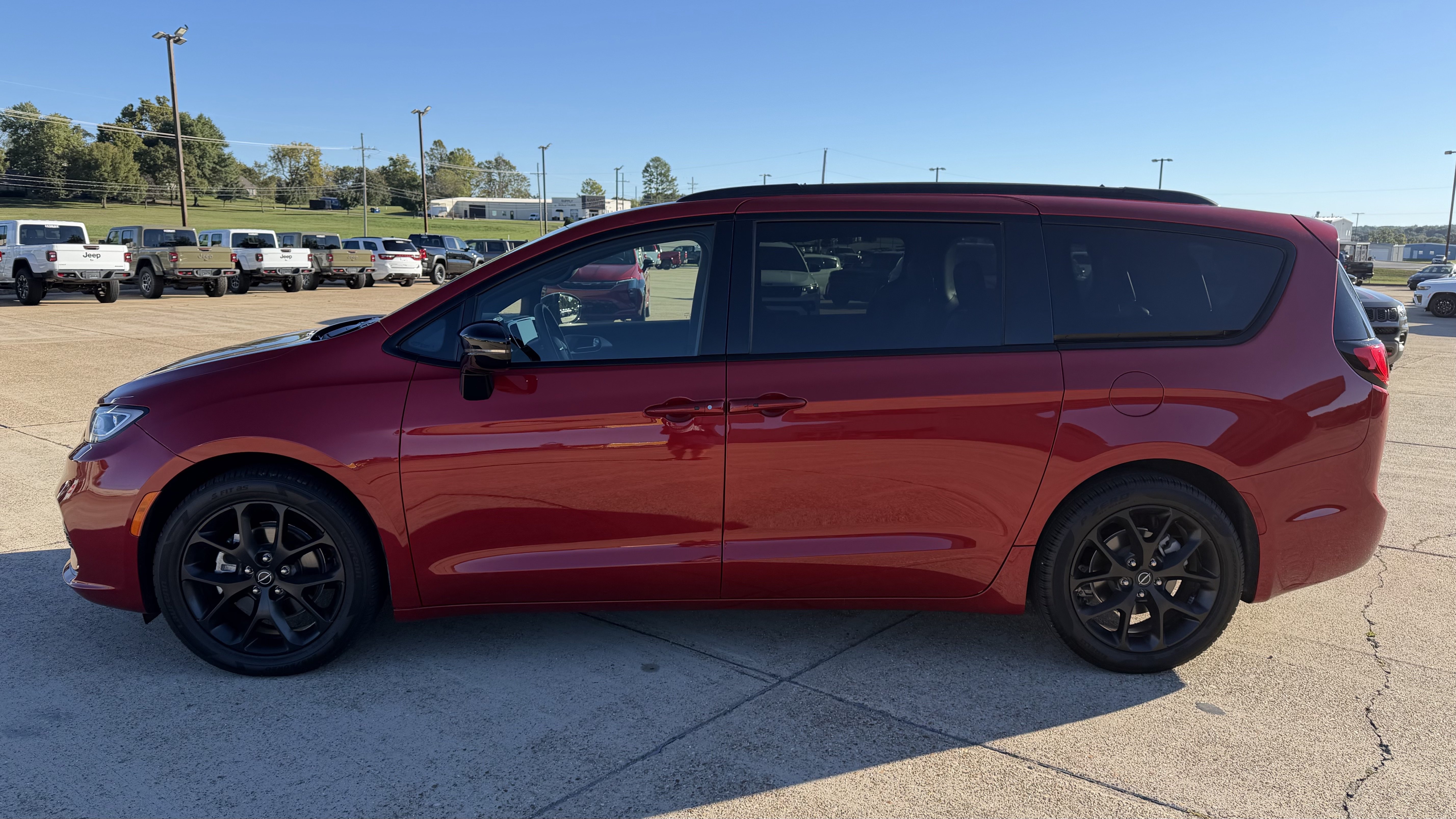 Used 2026 Chrysler Pacifica Limited w/ S Appearance Package FWD image 4