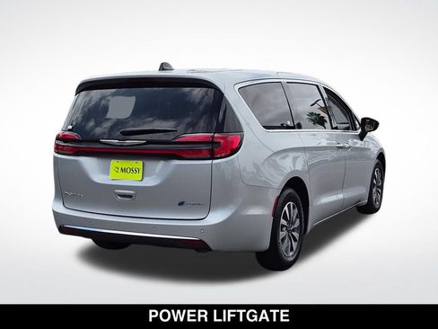 Used 2024 Chrysler Pacifica Limited FWD image 9