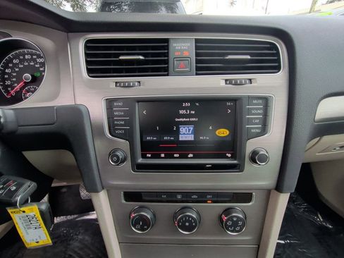 Used 2016 Volkswagen Golf S image 17