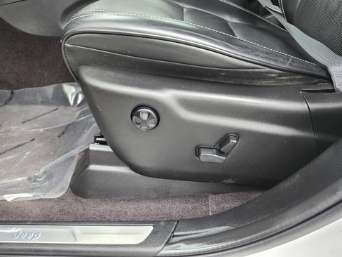 Used 2017 Jeep Grand Cherokee Overland image 29