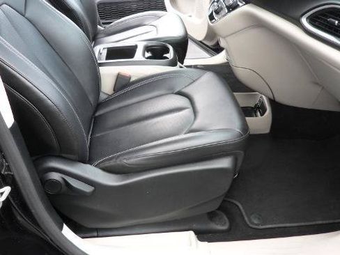 Used 2024 Chrysler Pacifica Touring-L FWD image 24