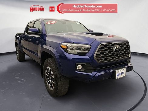 Used 2022 Toyota Tacoma TRD Sport w/ TRD Premium Sport Package AWD/4WD image 8