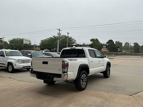 Used 2022 Toyota Tacoma TRD Off-Road AWD/4WD image 5