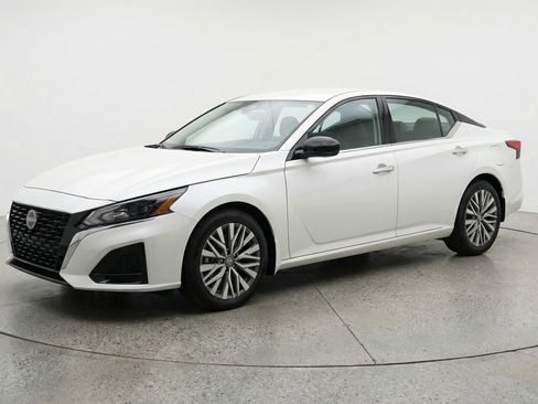 Used 2025 Nissan Altima 2.5 SV image 3