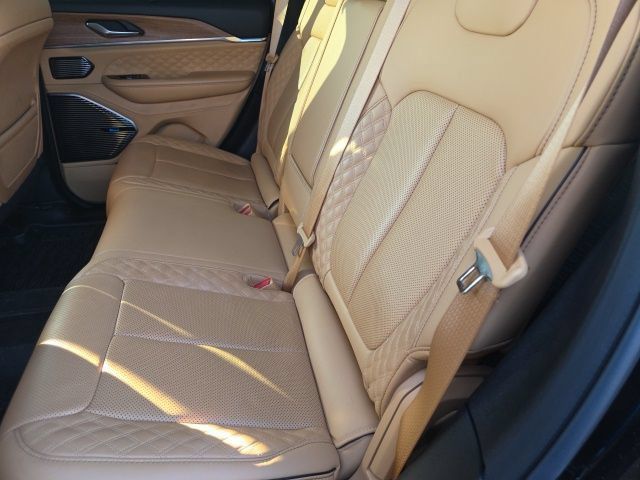 Used 2025 Jeep Grand Cherokee Summit AWD/4WD image 11