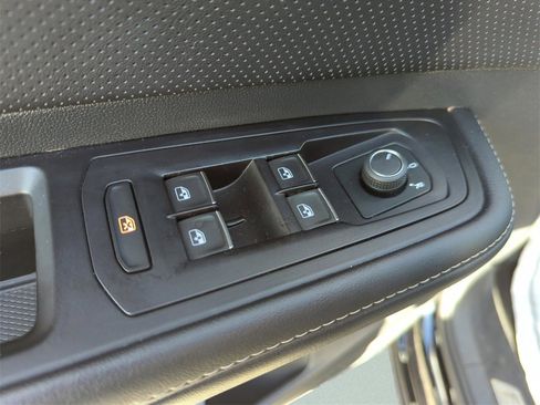 Used 2025 Volkswagen Atlas SE image 34