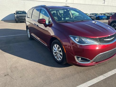 Used 2018 Chrysler Pacifica Touring-L Plus FWD image 3