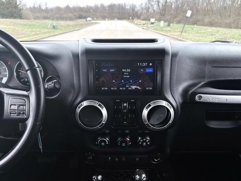Used 2016 Jeep Wrangler Unlimited Sahara w/ Connectivity Group AWD/4WD image 3