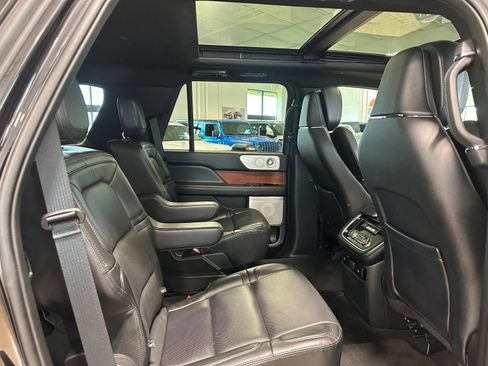 Used 2021 Lincoln Navigator Reserve w/ Luxury Package AWD/4WD image 45