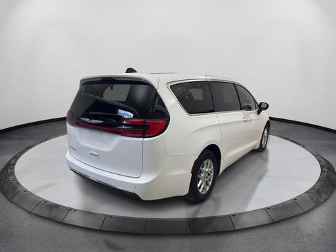 Used 2025 Chrysler Pacifica Select FWD image 5