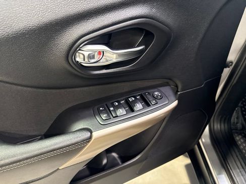 Used 2018 Jeep Cherokee Latitude w/ Cold Weather Group AWD/4WD image 24