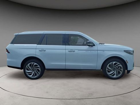 New 2026 Lincoln Navigator Reserve AWD/4WD image 10
