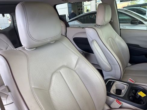 Used 2017 Chrysler Pacifica Limited image 20
