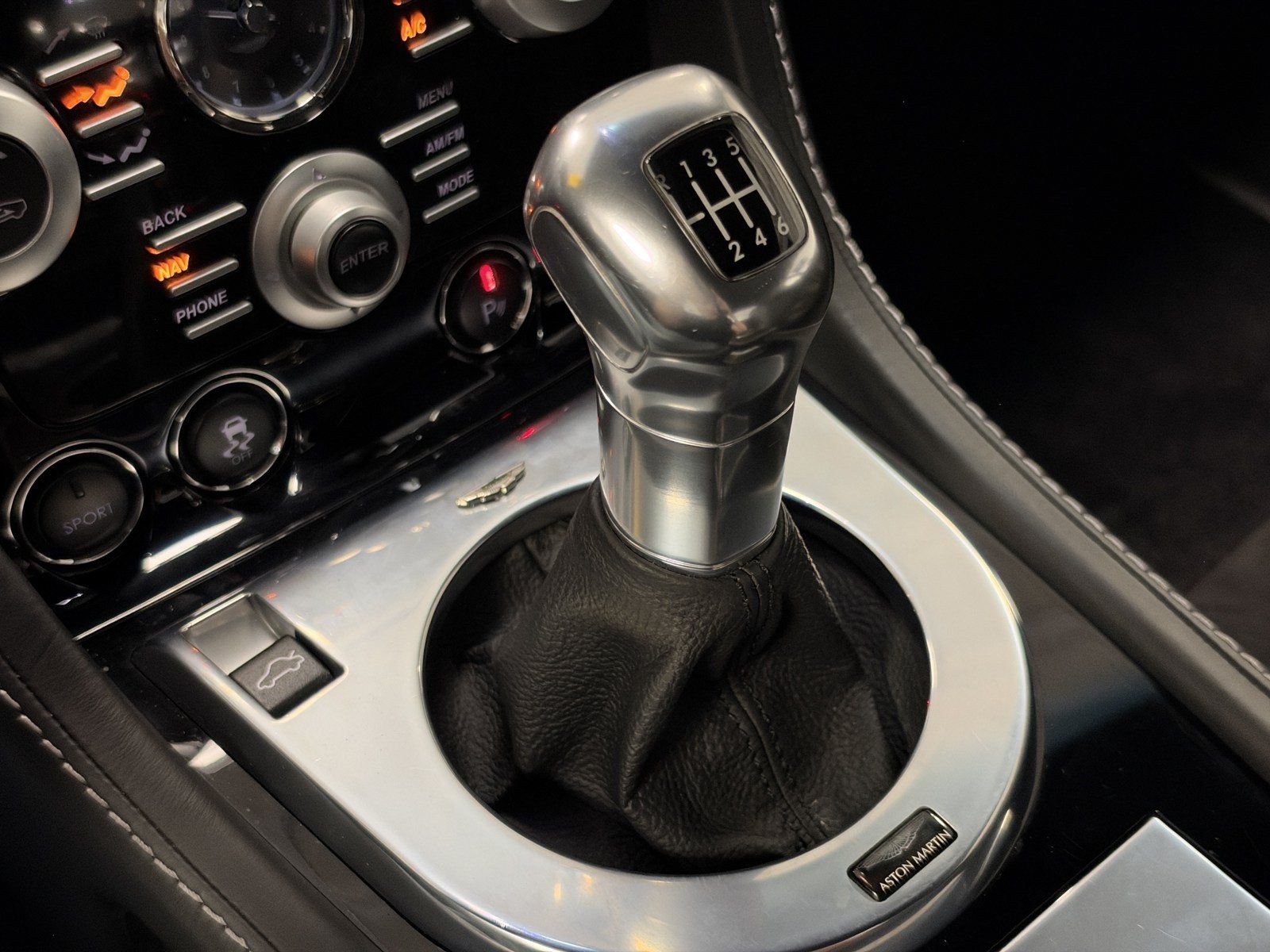 Used 2011 Aston Martin V12 Vantage Carbon Black RWD image 28
