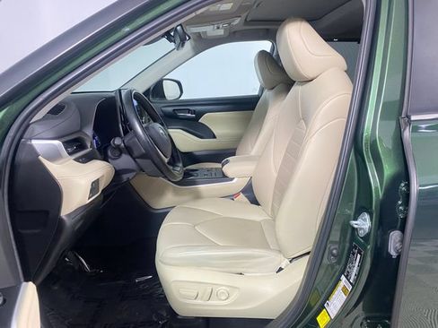 Used 2023 Toyota Highlander XLE AWD/4WD image 12
