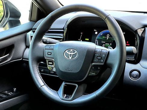 Used 2025 Toyota Camry SE w/ Convenience Package FWD image 30