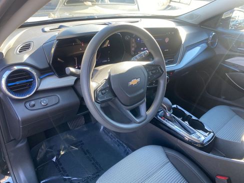 Used 2025 Chevrolet Trax LT image 34
