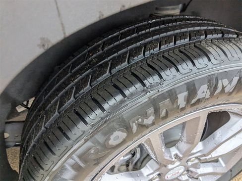 Used 2024 GMC Terrain SLT image 30