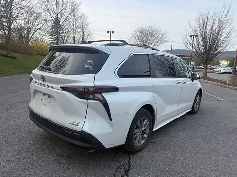 Used 2023 Toyota Sienna XLE image 3