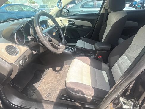Used 2014 Chevrolet Cruze LS FWD image 2