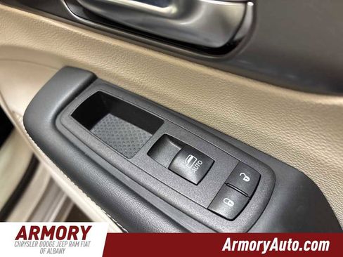 Used 2024 Chrysler Pacifica Touring-L image 38
