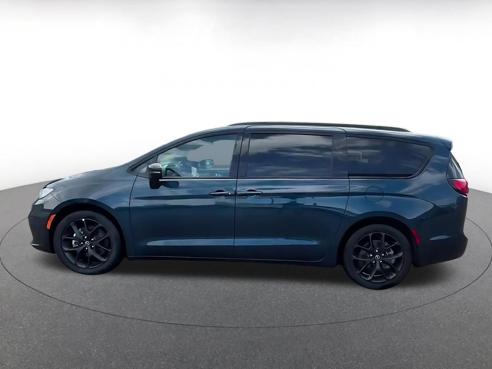Used 2025 Chrysler Pacifica Limited FWD image 8