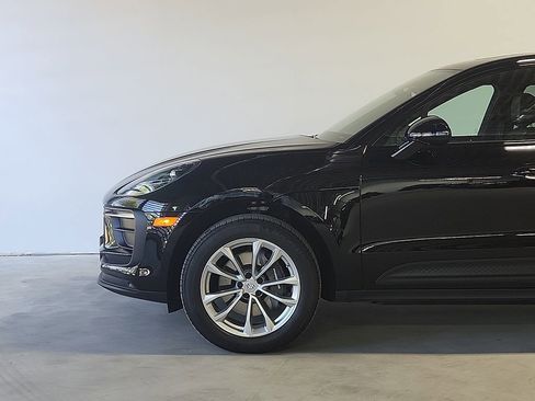 Certified 2026 Porsche Macan AWD/4WD image 6