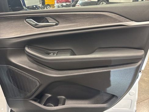 New 2025 Jeep Grand Cherokee Limited w/ Trailer Tow Package image 8