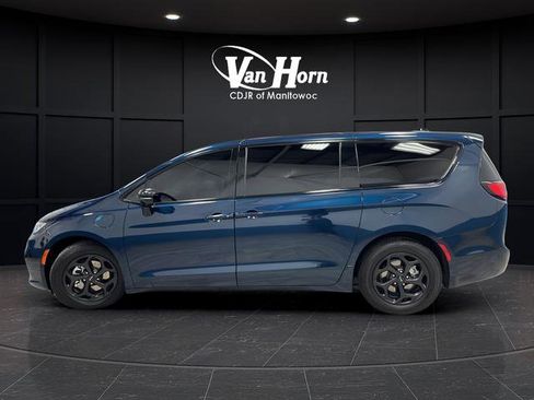 Used 2024 Chrysler Pacifica Select image 6