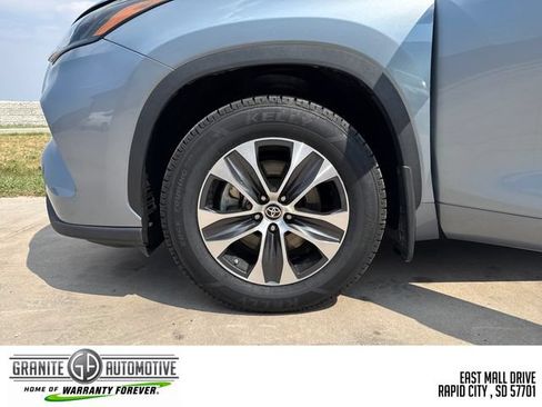 Used 2023 Toyota Highlander XLE AWD/4WD image 27