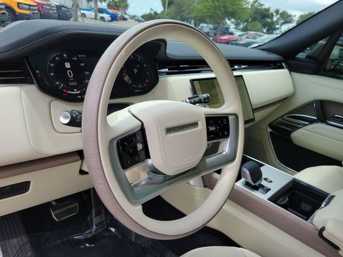 Used 2025 Land Rover Range Rover SE AWD/4WD image 15