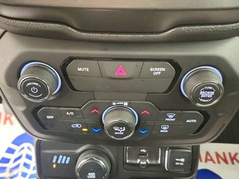 Used 2019 Jeep Renegade Latitude AWD/4WD image 16