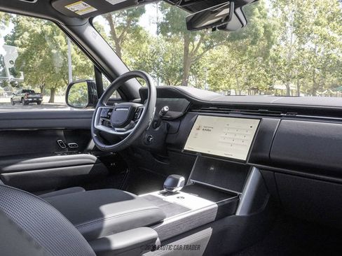 Used 2026 Land Rover Range Rover SV AWD/4WD image 34