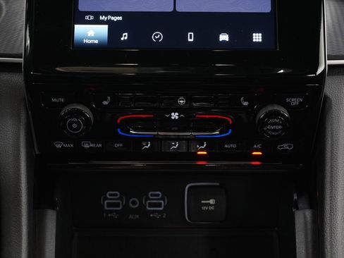 Used 2023 Jeep Grand Cherokee Altitude image 17