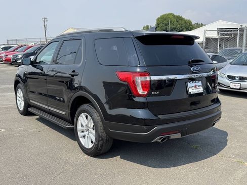 Used 2018 Ford Explorer XLT AWD/4WD image 3