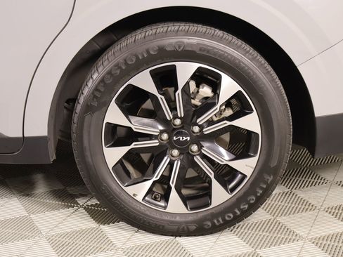 Used 2022 Kia Carnival EX image 20