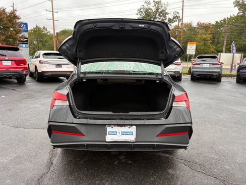 Used 2024 Hyundai Elantra SE FWD image 11