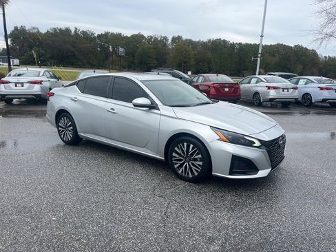 Used 2023 Nissan Altima 2.5 SV w/ SV Premium Package image 1