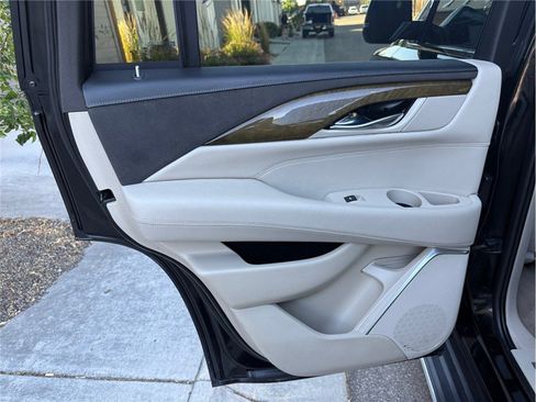 Used 2020 Cadillac Escalade Premium Luxury AWD/4WD image 33