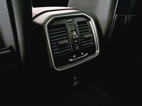 Used 2025 Porsche Macan image 30