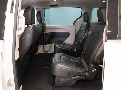 Used 2017 Chrysler Pacifica Touring-L image 23