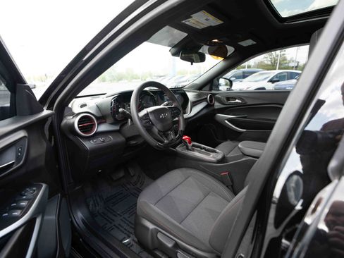 Used 2025 Chevrolet Trax RS w/ Sunroof Package FWD image 8