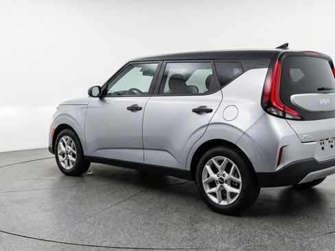 Used 2025 Kia Soul LX w/ LX Technology Package FWD image 6