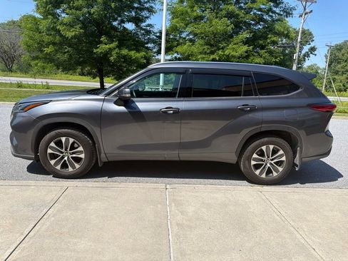 Used 2021 Toyota Highlander XLE AWD/4WD image 4