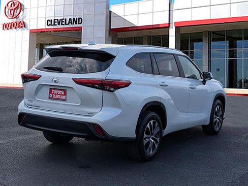 Used 2023 Toyota Highlander XLE image 7