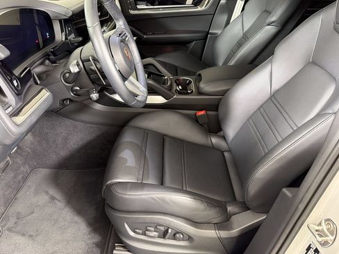 Certified 2026 Porsche Cayenne GTS AWD/4WD image 5