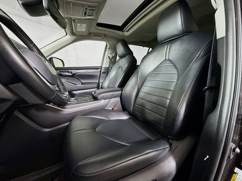 Used 2023 Toyota Highlander XLE AWD/4WD image 11