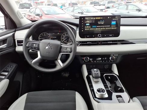 Used 2025 Mitsubishi Outlander AWD image 18